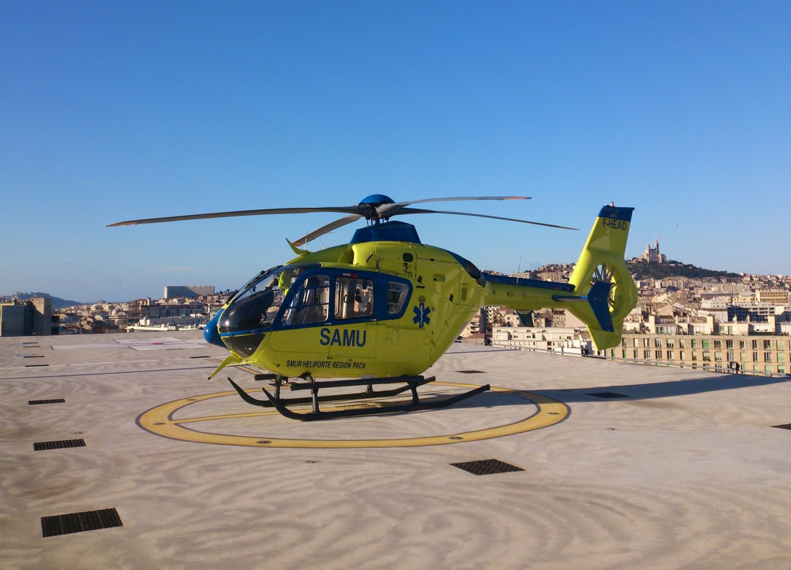 Photo de l'hélicoptère du SAMU13